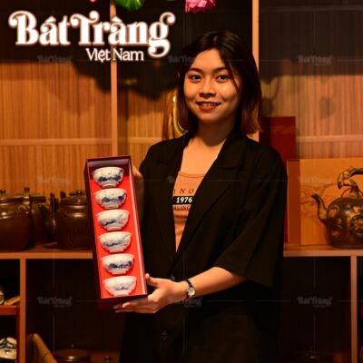 chen-su-an-tho-tuc-hoa-tiet-hoa-sen-ve-tay-dang-thap-mieng-loe-3
