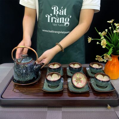 bo-am-chen-men-hoa-bien-mau-xanh-reu-quai-dong-hoa-no-trong-long-chen (2)
