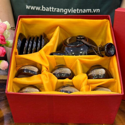 bo-am-chen-qua-tang-mau-den-men-hoa-bien-quai-ngang-2