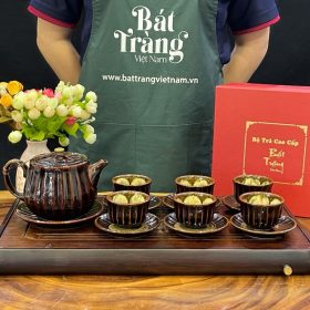Bộ ấm chén trà màu nâu họa tiết hoa nở trong lòng chén Bát Tràng BT-AT35