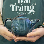 bo-am-tra-in-logo-bat-trang-mau-xanh-duong-men-hoa-bien-long-chen-xanh-5
