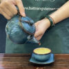 bo-am-tra-in-logo-bat-trang-mau-xanh-duong-men-hoa-bien-long-chen-xanh-9