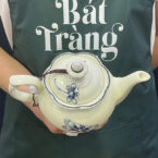 bo-am-tra-in-logo-su-trang-hoa-tiet-chuon-chuon-nuoc-ve-tay-7