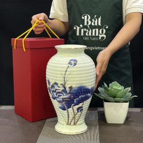 Bình hoa gốm sứ Bát Tràng dáng mai bình viền ngang họa tiết hoa sen xanh BT-LH05