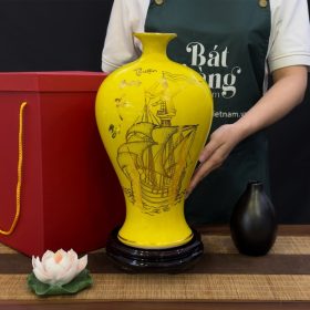 Mai bình tích lộc họa tiết Thuận Buồm Xuôi Gió vẽ vàng kim men vàng BT-MB10