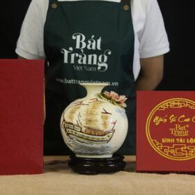 Bình hút lộc đắp nổi họa tiết Thuận Buồm Xuôi Gió men rạn vàng ngà BT-BHL54