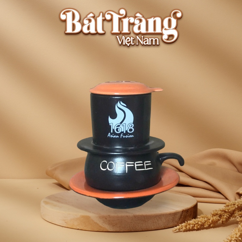 bo-phin-cafe-su-bat-trang-qua-tang-in-logo-dang-lun-mau-den-va-cam-dung-tich-140ml