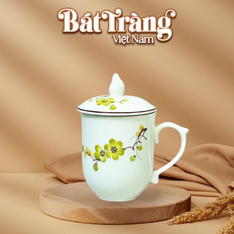 ly-su-bat-trang-qua-tang-in-logo-hoa-tiet-ve-tay-hoa-mai-co-nap-ngon-lua-dung-tich-350ml