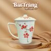ly-su-bat-trang-qua-tang-in-logo-hoa-tiet-ve-tay-hoa-mai-do-co-nap-dung-tich-350ml