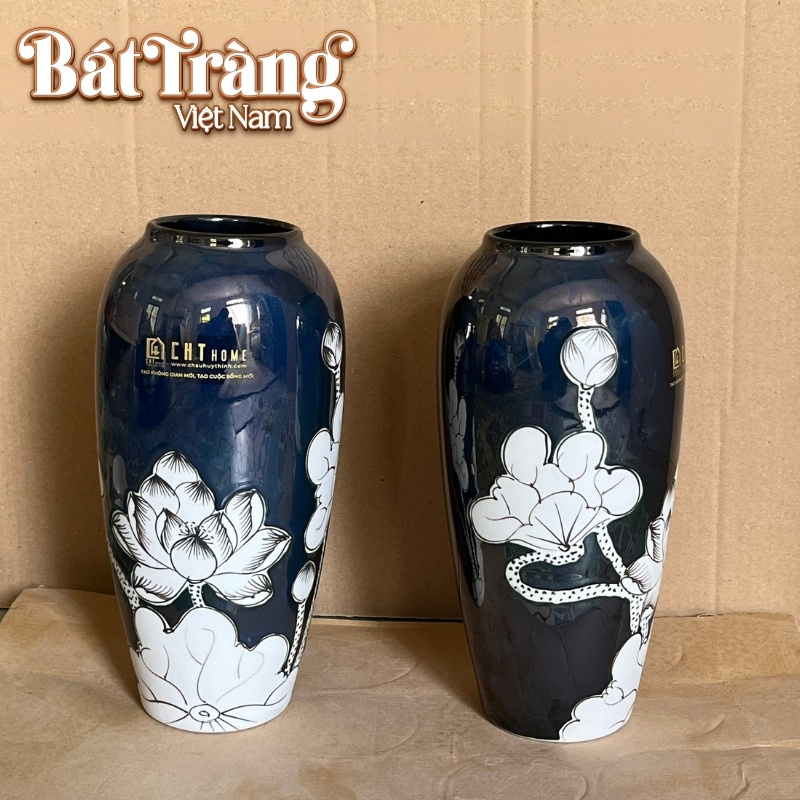 Họa tiết hoa sen được thể hiện rõ nét bằng gam trắng nổi bật trên nền xanh dương