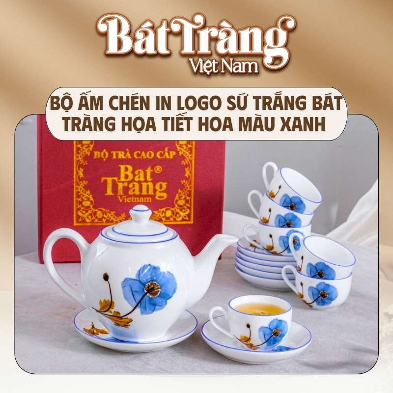 Bộ ấm chèn bao gồm 1 ấm, 6 chén và 7 đĩa lót, tất cả đều được kẻ chỉ xanh dương viền miệng