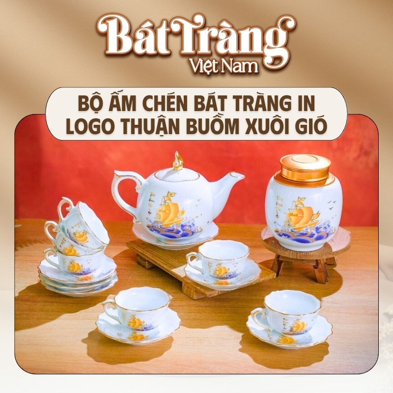 Bộ gồm 1 ấm, 6 chén và 7 đĩa lót đồng bộ
