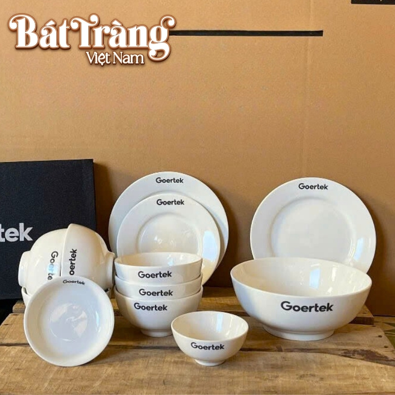 Bộ sản phẩm gồm: 6 bát cơm, 1 tô lớn, 2 đĩa bằng, 1 đĩa sâu, 1 bát mắm và 1 đĩa tiêu