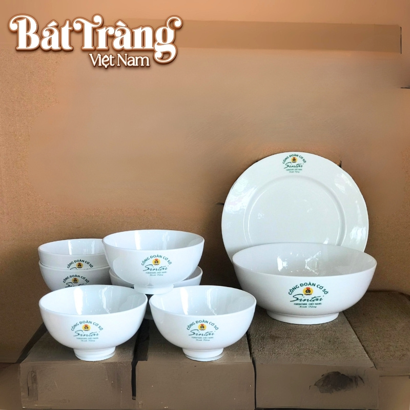 Bộ gồm 8 món tiêu chuẩn: 6 bát ăn cơm, 1 bát lớn và 1 đĩa ăn