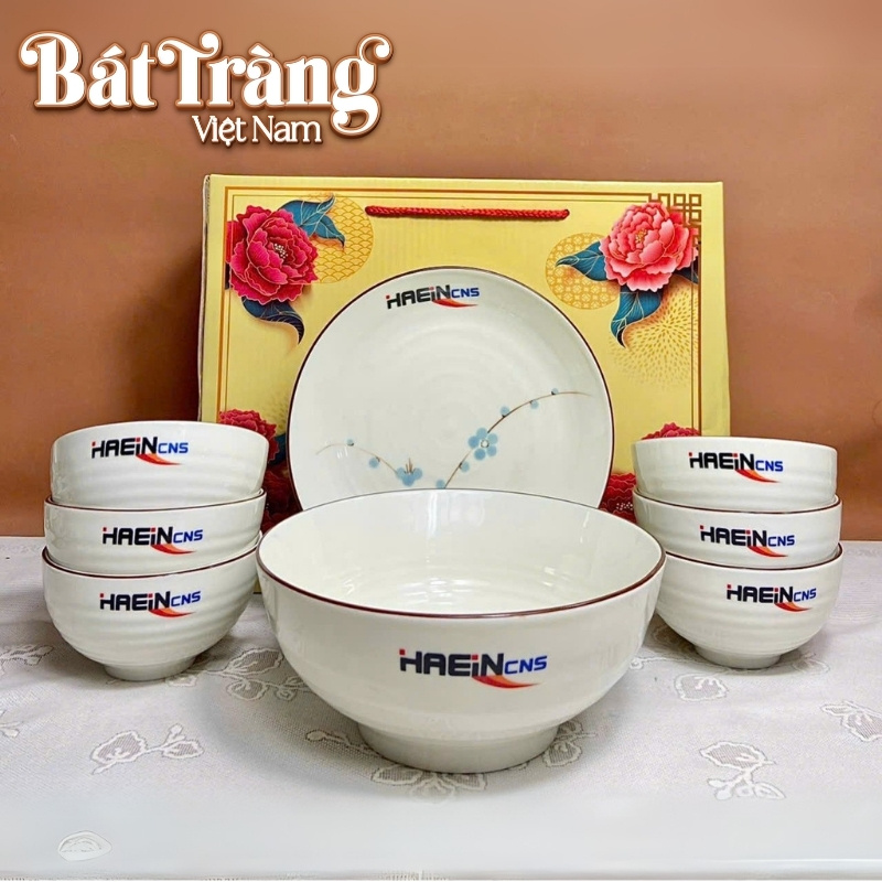 Bộ sản phẩm gồm 8 món: 6 bát ăn cơm, 1 tô lớn và 1 đĩa ăn
