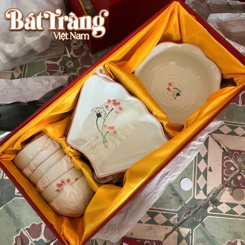 Bộ bát đĩa được xếp gọn gàng trong hộp xi lót lụa cao cấp