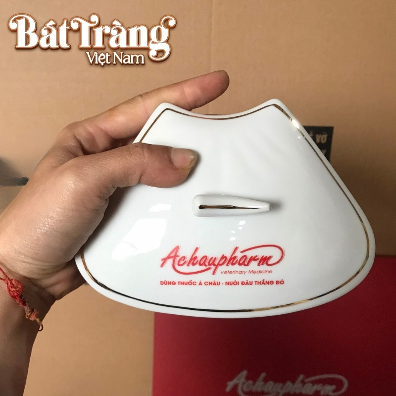 Logo thương hiệu được in decal sắc nét và đường kẻ chỉ vàng được bo viền quanh miệng nắp