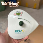 Logo thương hiệu được in decal sắc nét trên nắp hũ mứt