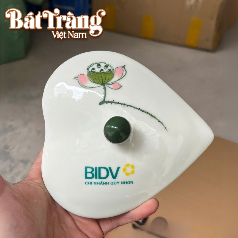 Logo thương hiệu được in decal sắc nét trên nắp hũ mứt