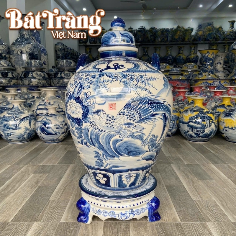 Chi tiết họa văn chim trĩ vẽ tay tinh tế trên nền men lam của chum rượu