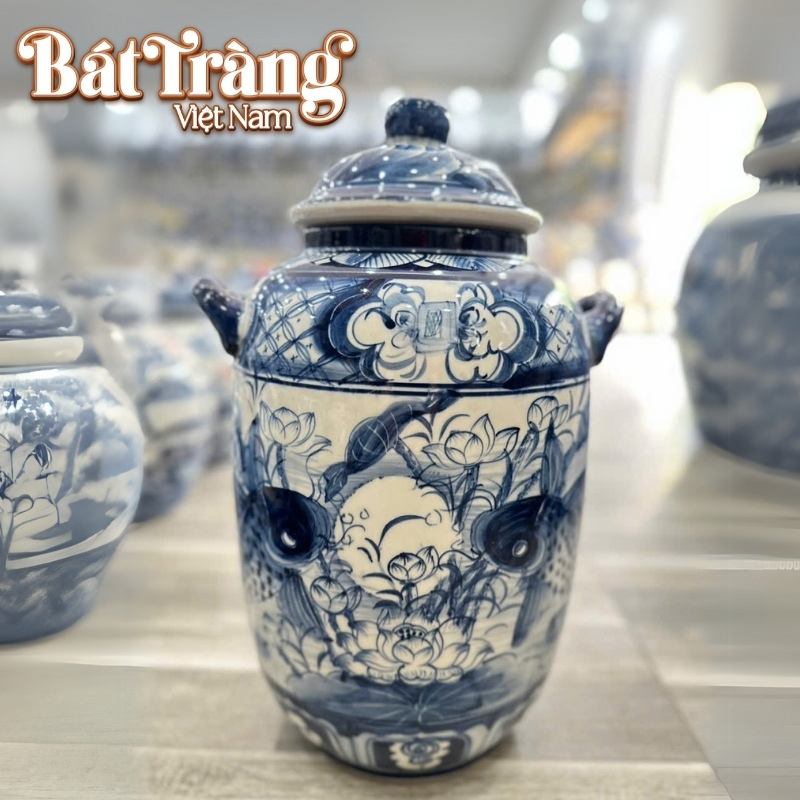 Cận cảnh họa tiết Lý Ngư cầu nguyệt được vẽ tay tinh xảo trên bề mặt chum rượu