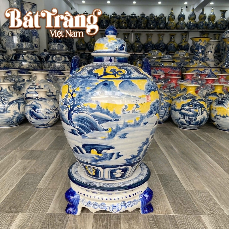 Cận cảnh họa tiết sơn thủy hữu tinh vẽ tay nổi bật trên men màu