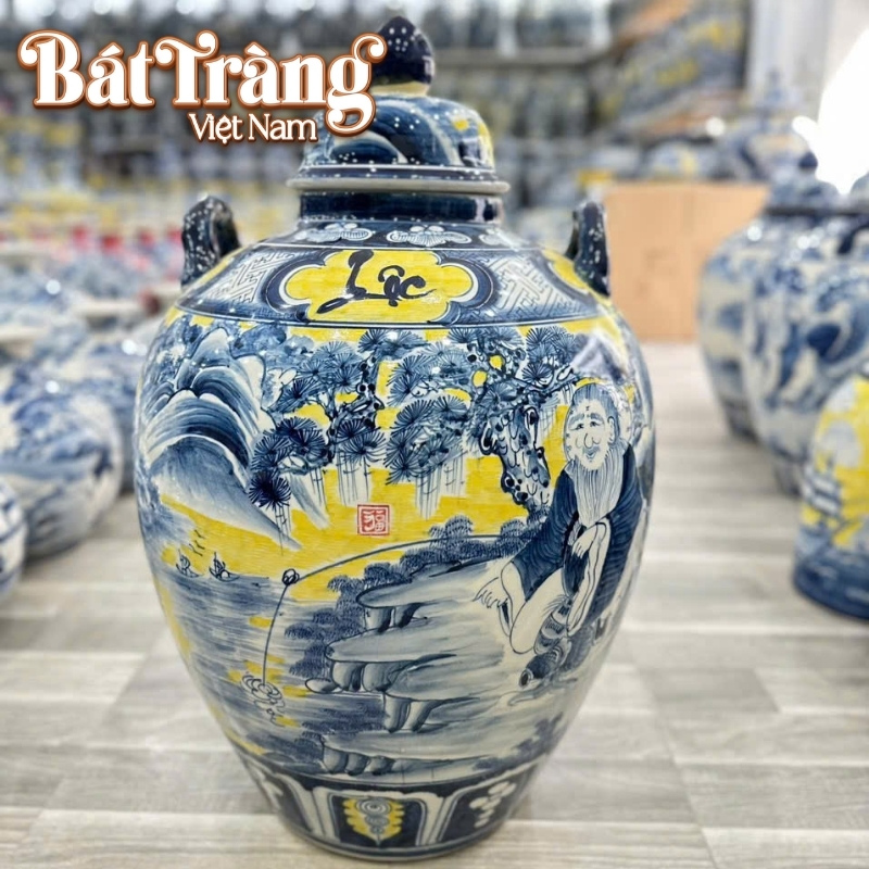 Cận cảnh họa tiết Lã Vọng câu cá vẽ tay tinh xảo trên bề mặt men màu