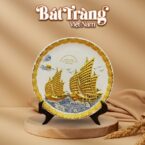 Đĩa biểu trưng Bát Tràng Việt Nam in logo họa tiết thuận buồm xuôi gió BT-DBT01