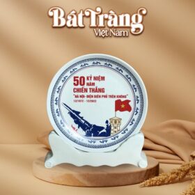 Đĩa biểu trưng Bát Tràng Việt Nam in logo phi 24cm kèm đế sứ BT-QT67