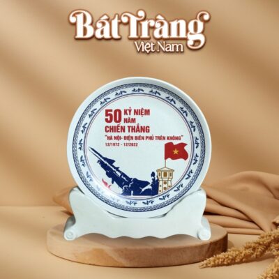 Đĩa biểu trưng Bát Tràng Việt Nam in logo phi 24cm kèm đế sứ BT-DBT03