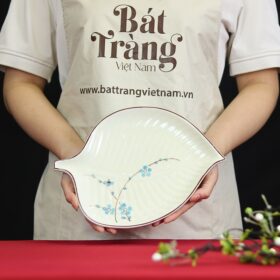 Đĩa lá nông men trắng vẽ tay họa tiết đào xanh BĐ-16