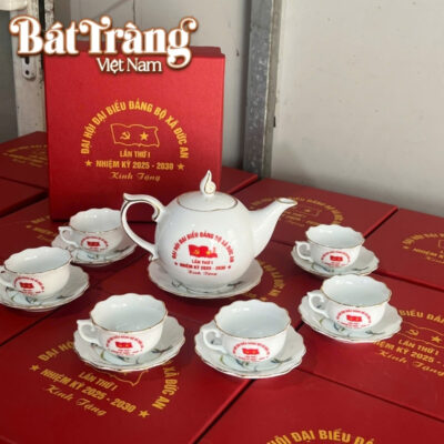 Sản phẩm được in logo decal lên ấm và chén trà