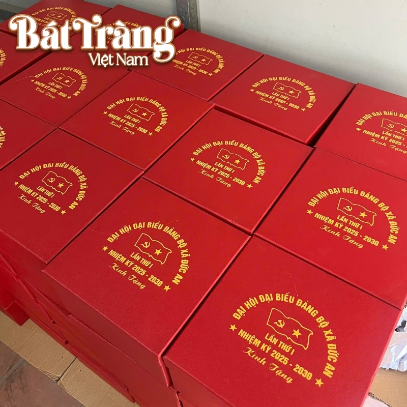 Sản phẩm được đựng trong các hộp quà lót lụa cao cấp