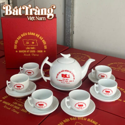 Sản phẩm sở hữu dáng bưởi cành truyền thống và được in logo trên ấm và chén