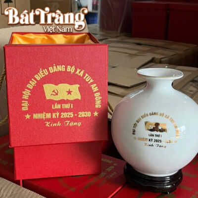 Sản phẩm được đựng trong hộp quà lót lụa có quai xách