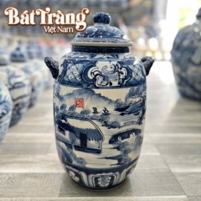 Cận cảnh họa tiết sơn thủy vẽ tay công phu trên nền men lam