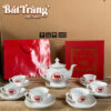 Bộ trà bao gồm 1 ấm, 6 chén và 7 đĩa đồng bộ