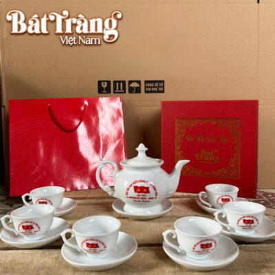 Bộ trà bao gồm 1 ấm, 6 chén và 7 đĩa đồng bộ