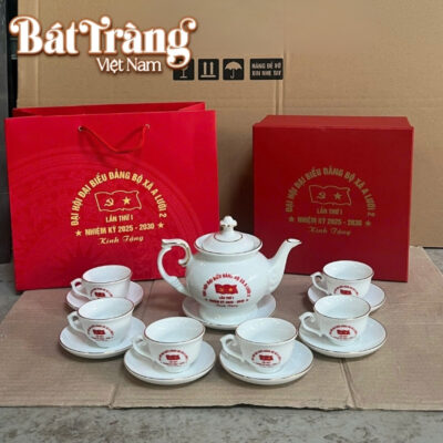 Bộ trà bao gồm 1 ấm, 6 chén và 7 đĩa đồng bộ