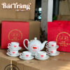 Bộ trà bao gồm 1 ấm, 6 chén và 7 đĩa đồng bộ