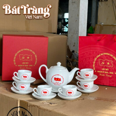 Bộ trà bao gồm 1 ấm, 6 chén và 7 đĩa đồng bộ