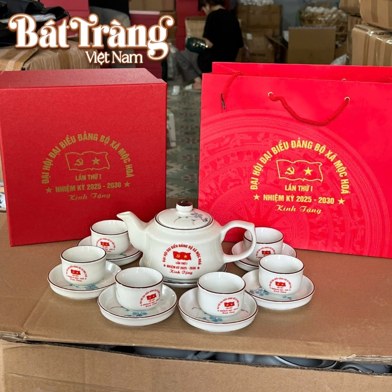 Bộ trà gồm 1 ấm, 6 chén và 7 đĩa đi kèm