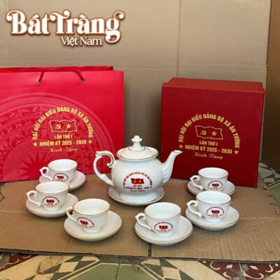 Bộ trà bao gồm 1 ấm, 6 chén và 7 đĩa đồng bộ