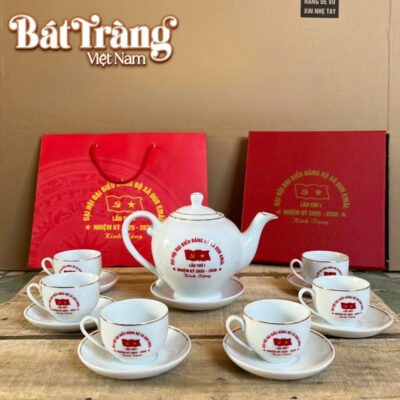 Bộ trà bao gồm 1 ấm, 6 chén và 7 đĩa đồng bộ