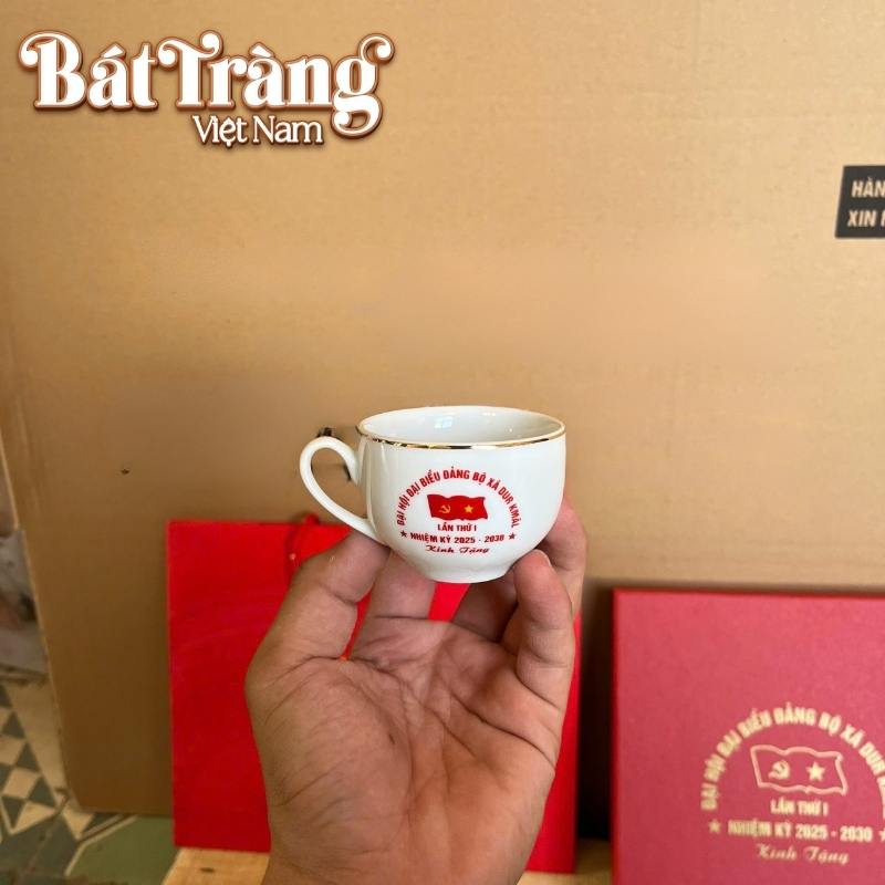 Cận cảnh logo được in bằng decal nổi bật trên sản phẩm