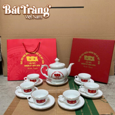 Bộ trà bao gồm 1 ấm, 6 chén và 7 đĩa đồng bộ