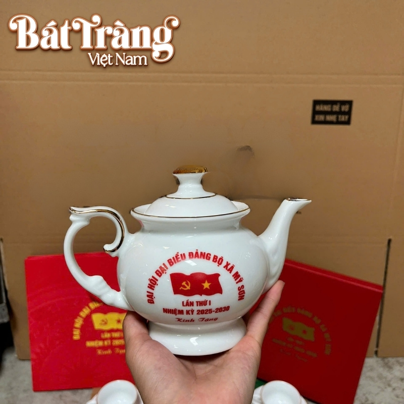 Ấm trà sỡ hữu kiểu dáng đài cát mềm mại