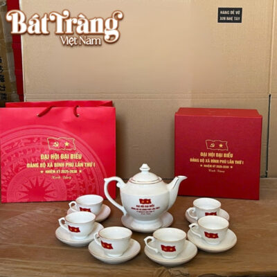 Bộ trà bao gồm 1 ấm, 6 chén và 7 đĩa đi kèm