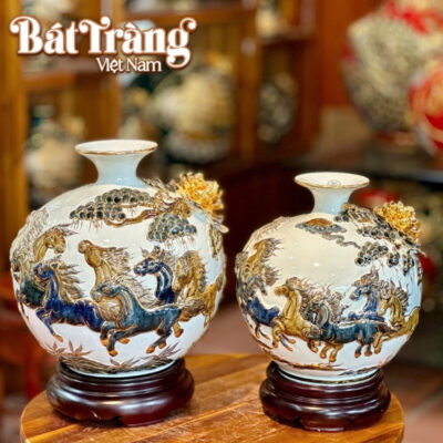 Hình ảnh họa tiết bát mã truy phong nổi bật trên thân bình