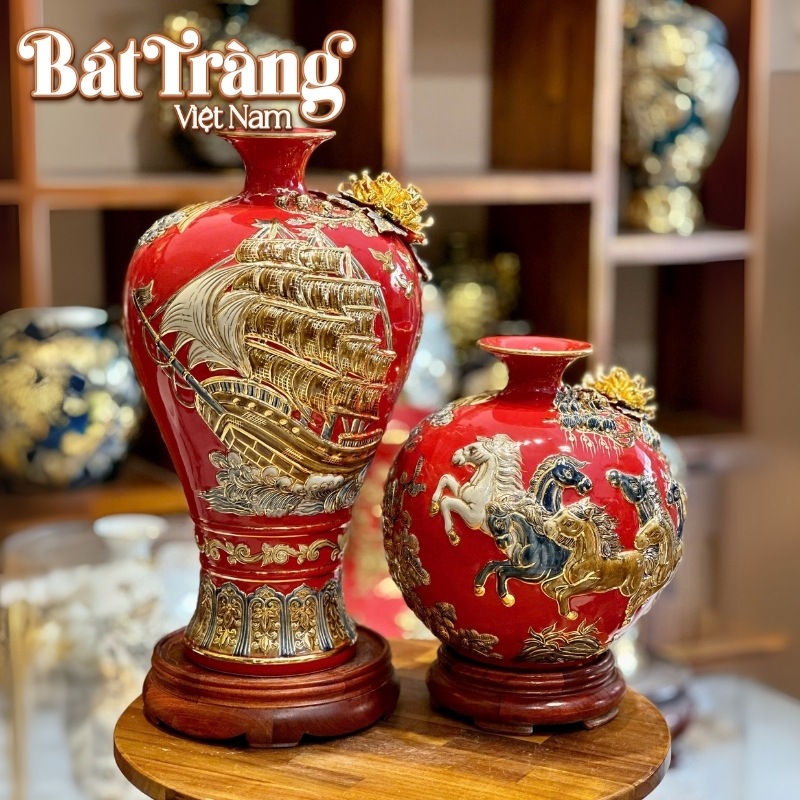 Cận cảnh họa tiết thuận buồm xuôi gió nổi bật trên thân bình